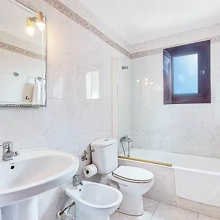 Sleeps 6 Pool Air Con Wifi T813482
