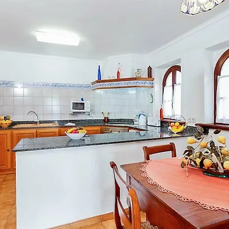 Sleeps 6 Pool Air Con Wifi T813482